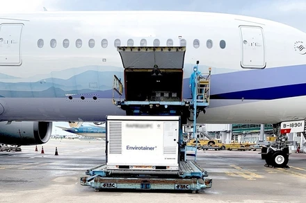 1,4 triệu liều vaccine AstraZeneca được vận chuyển về sân bay Tân Sơn Nhất, TP Hồ Chí Minh ngày 26/8. (Ảnh: TTXVN phát)