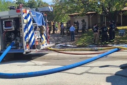 Lực lượng khẩn cấp có mặt gần hiện trường vụ rơi máy bay. (Ảnh: Reuters)