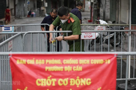 Hàng rào cứng để đảm bảo công tác phòng chống dịch. (Ảnh: Thành Đạt/TTXVN)