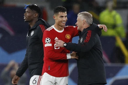 Cristiano Ronaldo ăn mừng sau trận đấu với huấn luyện viên Ole Gunnar Solskjaer. (Ảnh: REUTERS)
