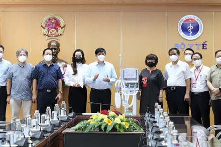 Bộ trưởng Y tế Nguyễn Thanh Long và đại diện các bệnh viện: Đại học Y Hà Nội, Việt Đức, Bạch Mai tiếp nhận 34 máy thở chức năng cao do Tập đoàn TH, Ngân hàng TMCP Bắc Á và Quỹ Vì tầm vóc việt trao tặng.