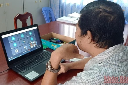 Thầy giáo Trường THCS Võ Nguyên Giáp tương tác với học sinh qua công cụ Google Meet.