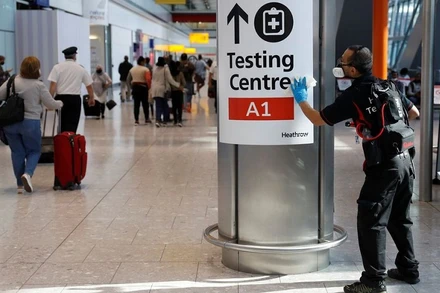 Từ ngày 4/10, khách du lịch đến từ các địa điểm có nguy cơ thấp đã tiêm chủng đầy đủ sẽ không phải chịu quy định cách ly khi nhập cảnh vào Anh. (Ảnh: Reuters)