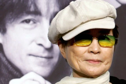 Yoko Ono và bức ảnh ca sĩ John Lennon. (Ảnh: Reuters)