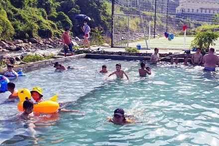 Người dân thành phố Lào Cai hoạt động thể thao rèn luyện sức khỏe. (Ảnh chụp trước ngày 20/5/2021)