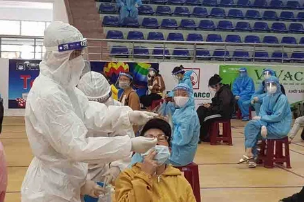 Thành phố Tuy Hòa tiếp tục công tác truy vết, lấy mẫu xét nghiệm tại các khu vực đang thực hiện cách ly, phong tỏa, người được đón từ TP Hồ Chí Minh và các tỉnh phía nam về.