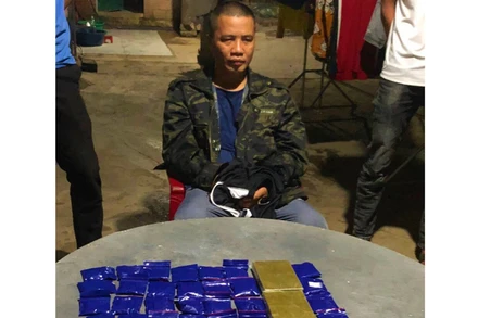 Đối tượng và tang vật là số lượng lớn ma túy mà Công an Minh Hóa thu giữ.