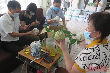 Các thành viên Hợp tác xã nông sản Chi Lăng đóng gói na giao cho khách hàng.