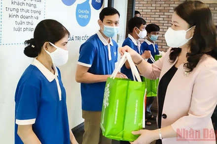 Phó Chủ tịch nước Võ Thị Ánh Xuân tặng quà công nhân lao động Công ty Cổ phần Vĩnh Hoàn.