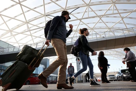 Hành khách bên trong sân bay quốc tế Hartsfield-Jackson Atlanta tại bang Georgia, Mỹ, ngày 23/11/2020. (Ảnh: Reuters)