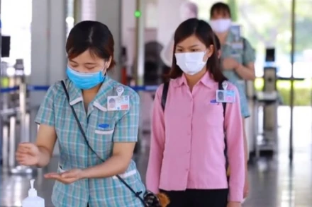 Công nhân Samsung Thái Nguyên sát khuẩn, đo thân nhiệt trước mỗi ca làm việc.