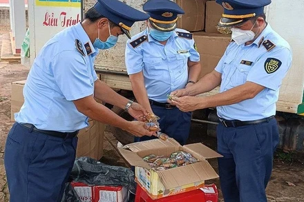 Lực lượng quản lý thị trường kiểm tra số bánh Trung thu bị tạm giữ ngày 9/9.