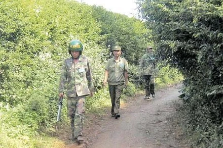 Tổ dân phòng xã Ea Tu, TP Buôn Ma Thuật trên đường tuần tra.