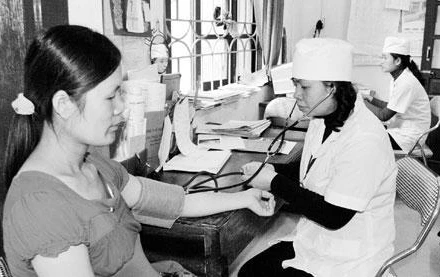 Khám bệnh ở một trạm y tế xã (tỉnh Hòa Bình).