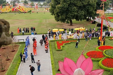 Cây nêu được dựng trước Đoan Môn.