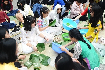 Cùng nhau gói bánh. Ảnh: HẢI NỮ