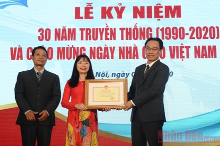 PGS, TS Đặng Thị Thu Hương và TS Nguyễn Sơn Minh đại diện lãnh đạo Viện đón nhận Bằng khen từ Thứ trưởng Giáo dục và Đào tạo Hoàng Minh Sơn. Ảnh: AN PHONG.