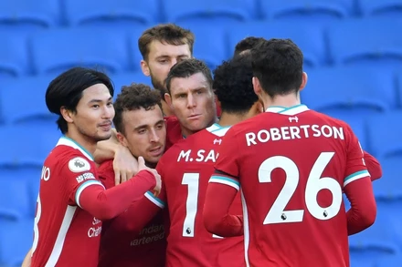 Các cầu thủ Liverpool mừng bàn mở tỷ số.