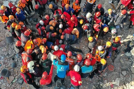 Lực lượng cứu nạn đưa cháu Ayda Gezgin ra khỏi đống đổ nát của tòa nhà Riza Bey, tại Izmir, Thổ Nhĩ Kỳ. (Ảnh: Anadolu)