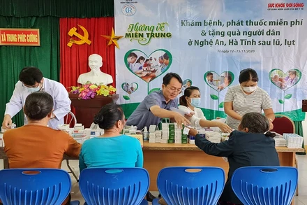 Các bác sĩ thăm khám bệnh, cấp thuốc điều trị và tặng quà miễn phí.