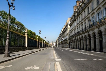 Phố Rivoli dọc bảo tàng Louvre ở trung tâm Paris không bóng người trong ngày thứ ba của lệnh phong tỏa. (Ảnh: BFMTV)