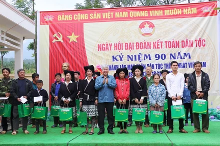 Bộ trưởng, Chủ nhiệm Ủy ban Dân tộc Đỗ Văn Chiến tặng quà cho các hộ gia đình dân tộc thiểu số.