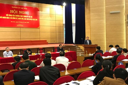 Lãnh đạo TP Hà Nội đối thoại với người dân các xã sống gần bãi rác Nam Sơn. (Ảnh: Đắc Sơn)