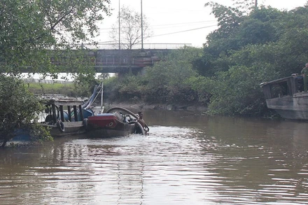 Lực lượng công an trục vớt thuyền bị nhấn chìm.