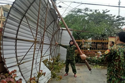 Bộ đội Biên phòng Quảng Bình sửa lại mái che cho Trường mầm non ở TP Đồng Hới.