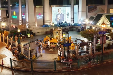 Đền Erawan, một địa điểm du lịch nổi tiếng ở Thái-lan vắng bóng du khách nước ngoài.