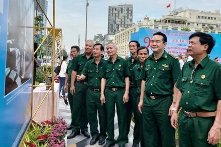 Cán bộ, chiến sĩ quân đội dự, tham quan triển lãm.