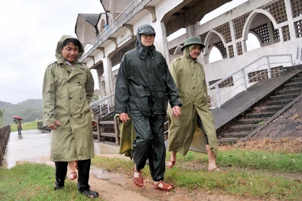 Đồng chí Phạm Đại Dương, Bí thư Tỉnh ủy, Chủ tịch UBND tỉnh Phú Yên kiểm tra chỉ đạo ứng phó mưa bão tại hồ chứa nước Phú Xuân, huyện Đồng Xuân.