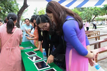 Các giáo viên trải nghiệm các phần mềm Sa bàn số 3D.