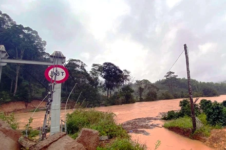 Cầu treo bắc qua suối Klong Klanh bị lũ cuốn sập khiến nhóm du khách gặp nạn.