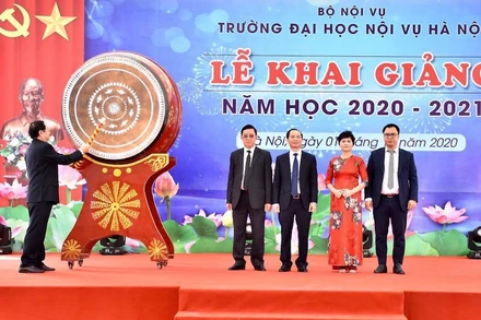 Bộ trưởng Nội vụ Lê Vĩnh Tân gióng hồi trống khai giảng, cùng lãnh đạo nhà trường chào đón sinh viên bước vào năm học mới 2020 - 2021 