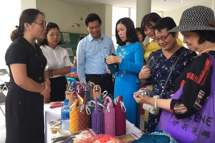 Giới thiệu sản phẩm của phụ nữ trong Ngày hội Phụ nữ Thủ đô khởi nghiệp và sáng tạo.