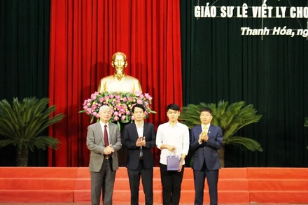 Trao học bổng cho tân sinh viên Trường Đại học Y Thái Bình Ngô Minh Hiếu.