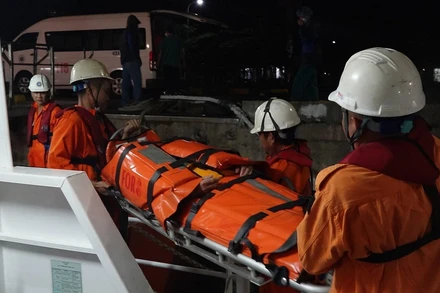 Thuyền viên được tiếp cận y tế và đưa về bờ an toàn.