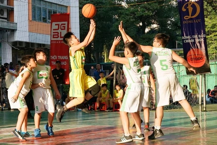 Đội Trường tiểu học Xuân La (áo vàng) vô địch nam.