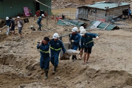 Tuyển đường giao thông huyết mạch vào xã Phước Kim bị sạt lở, lực lượng cứu hộ gùi hàng vào tiếp tế cho dân.