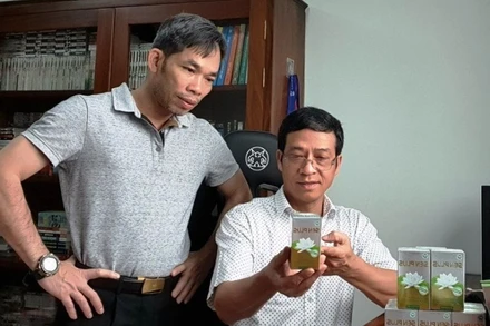 Phó Giám đốc Công ty TNHH Sông Dinh Solution Nguyễn Việt Công giới thiệu sản phẩm SenPlus được bào chế bằng công nghệ hiện đại, đạt tiêu chuẩn GMP.