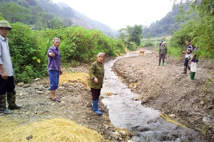 Dòng suối Khau Củm bị bồi lấp nghiêm trọng.