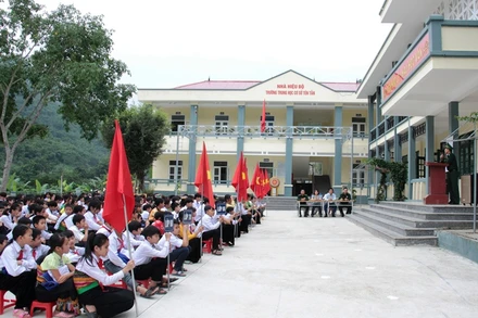 Tiết học ngoại khóa của học sinh bậc THCS ở Mường Lát. 