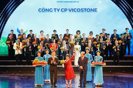 Lãnh đạo Công ty nhận biểu trưng Thương hiệu quốc gia 2020.