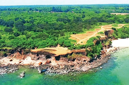 Mũi Trèo nhìn từ trên cao. Ảnh: ANH TUẤN