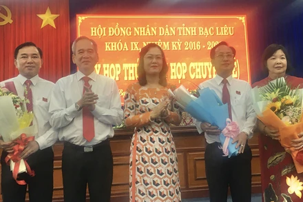 Bí thư Tỉnh ủy và Chủ tịch HĐND tỉnh tặng hoa chúc mừng tân Chủ tịch UBND và các Phó Chủ tịch UBND tỉnh Bạc Liêu. 