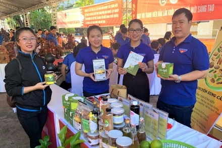 Gian hàng trưng bày các sản phẩm khởi nghiệp của các bạn trẻ trong Ngày hội khởi nghiệp.