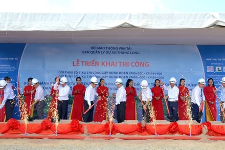 Đại diện lãnh đạo Bộ GTVT, tỉnh Bình Thuận, Đồng Nai các địa phương, chủ đầu tư và nhà thầu thực hiện nghi thức triển khai thi công.