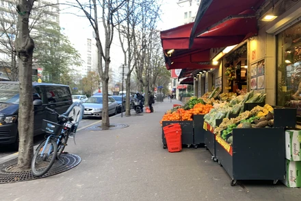 Sức tiêu dùng ở Pháp giảm mạnh trong những ngày phong tỏa đợt hai. Chỉ có cửa hàng bán hàng tiêu dùng thiết yếu được mở cửa. 