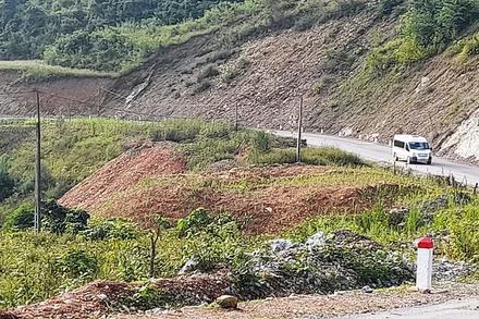 Vị trí đổ thải trái phép phía ta-luy âm, tỉnh lộ 207, thuộc địa phận xóm Nam Lý, xã An Lạc, huyện Hạ Lang (Cao Bằng).